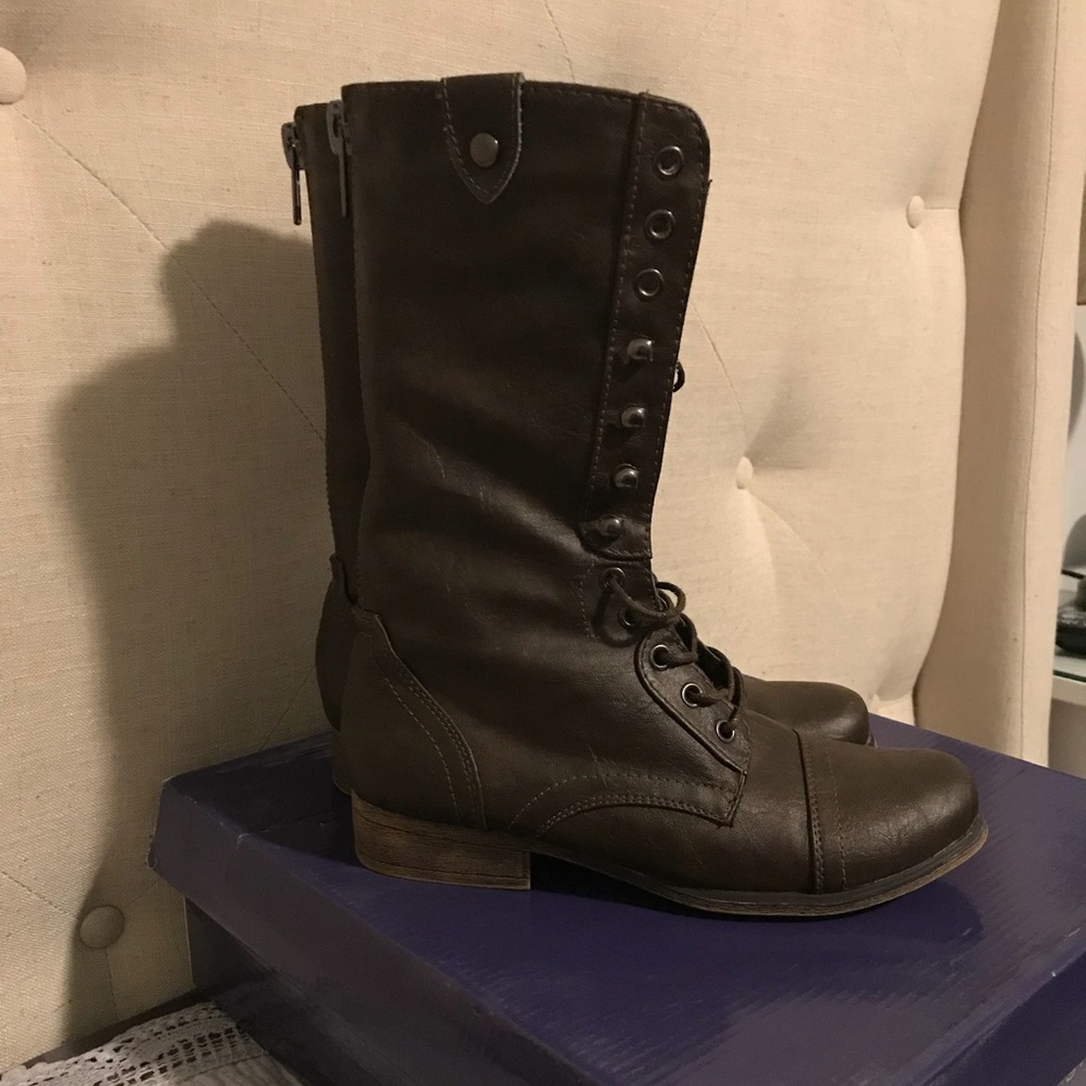 Size 6 Steve Madden combat boots. Good condition